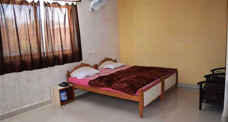 Hotel Pushpak Dham, Pachmarhi 5
